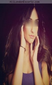 Ellie escort - 34b bust, Brunette hair, Green eyes