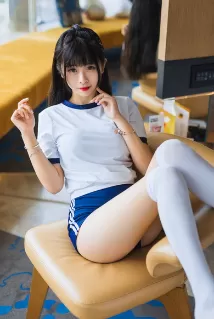 Aki escort - 32B bust, brown hair, black eyes