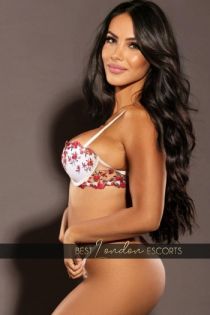 Thalia escort - 32C bust, Brunette hair, Hazel / Brown eyes