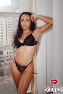 Erin escort - 34C bust, brunette hair, brown eyes