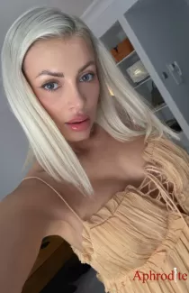 tall escort Roberta
